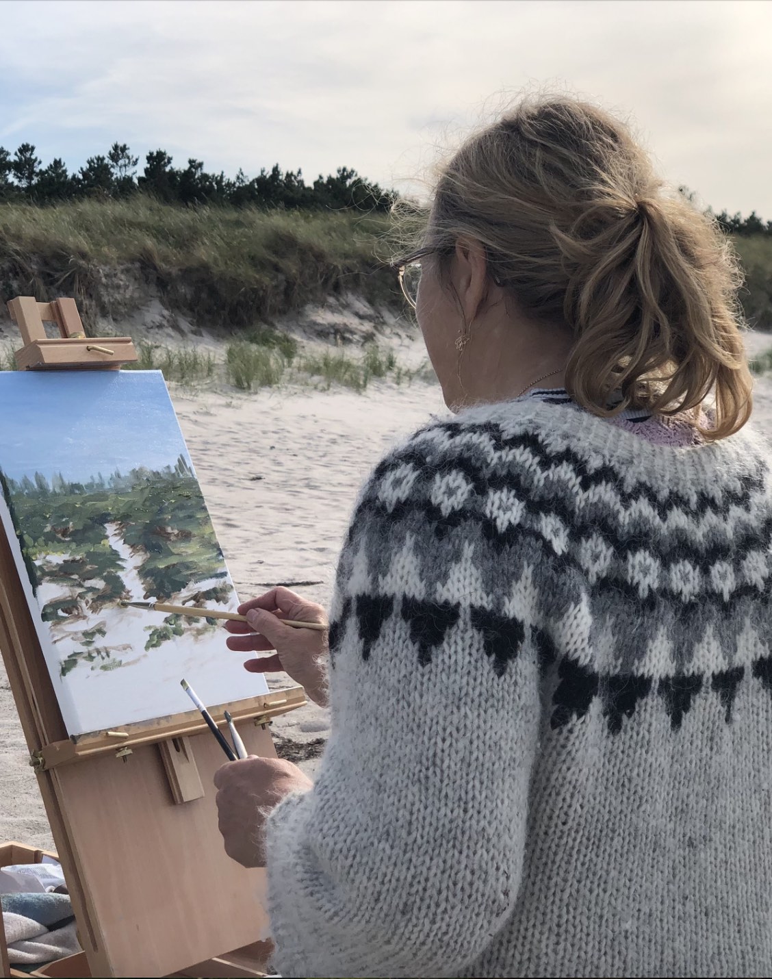 Inge Speiermann Vognsen fordyber sig i kunsten direkte på stranden, hvor havets brise og naturens farver smelter sammen på lærredet. Hendes sans for detaljer og atmosfære bringer landskabet til live, mens hun skaber smukke værker midt i det, der inspirerer hende mest